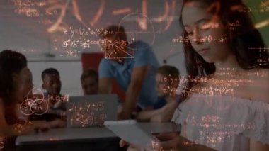 Okulda dijital tablet kullanan beyaz bir kıza karşı yüzen matematiksel denklemler. Okul ve eğitim kavramı
