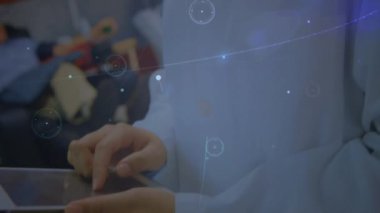 Laboratuvardaki melez kadın bilim adamı üzerinden bağlantı ağının animasyonu. küresel bilim, tıp ve dijital arayüz kavramı dijital olarak üretilen video.