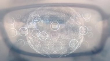 Bağlantıların ve gözlüklü beyaz adamın gözünün üzerindeki dünyanın animasyonu. Ağ, bağlantılar, iletişim ve teknoloji konsepti dijital olarak oluşturulmuş video.