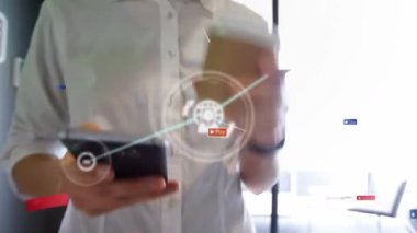 Akıllı telefon kullanan iki ırklı kadının üzerindeki simgelerle bağlantı ağının animasyonu. küresel bağlantılar, veri işleme ve dijital arayüz konsepti dijital olarak oluşturulmuş video.
