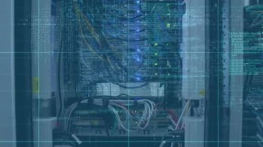 Sunucu odasındaki kablolardan veri işleme animasyonu. küresel internet güvenliği, bağlantılar ve veri işleme konsepti dijital olarak oluşturulmuş video.