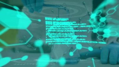 Laboratuvardaki bilim adamı üzerinde veri işleme ve kimyasal formülün animasyonu. küresel bilim, veri işleme ve dijital arayüz kavramı dijital olarak oluşturulmuş video.