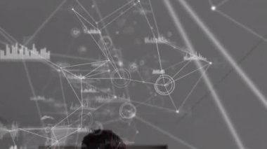 Kafkas erkek ve kadın kıdemli doktorların hastanede tartıştığı bir ağ. Tıbbi sağlık ve teknoloji konsepti