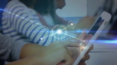 Teknolojiyi kullanan çeşitli öğrenci grupları üzerinden bağlantı ağının animasyonu. küresel eğitim, teknoloji, bağlantılar ve dijital olarak oluşturulmuş video işleme kavramı.