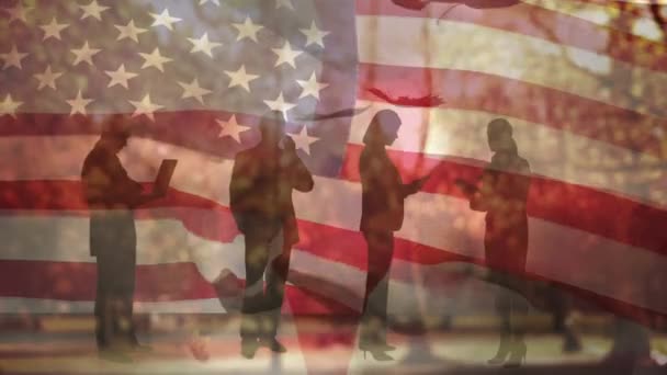 Animáció őszi levelek alá zászló usa és az emberek sziluettek. Amerikai hazafiasság, évszakok, bukás és múló koncepció digitálisan generált videó.