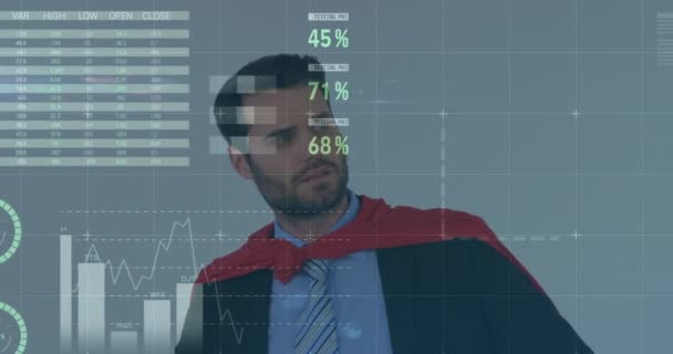 Gri arka planda süper kahraman kostümü giymiş beyaz iş adamı hakkında istatistiksel veri işleme. iş verileri ve analitik teknoloji kavramı