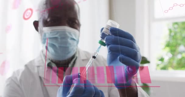 在戴口罩的非洲裔美国医生面前 用疫苗对病毒细胞和图像进行动画 医药和弧菌19大流行病概念数码录像 — 图库视频影像