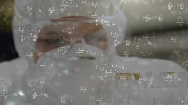 研究室での白人男性科学者に対する数学方程式のアニメーション 世界中の科学技術とデジタルインターフェースの概念がデジタルで生成されたビデオ — ストック動画