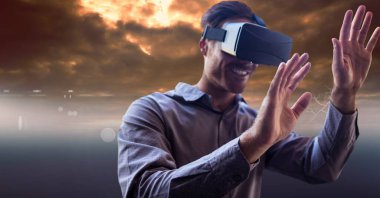 Kafkasyalı bir adamın siyah bulutlara karşı fotokopi uzayı olan kulaklık takmasının birleşik görüntüsü. iş ve teknoloji kavramı