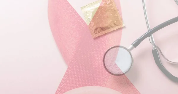 Prezervatif Steteskoplu Kırmızı Kurdele Kopyalama Alanı Lişkiler Cinsel Eğitim Koruma — Stok fotoğraf