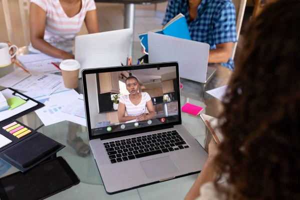 Blanke Vrouwelijke Professional Discussiëren Met Collega Video Conferentie Laptop Het — Stockfoto