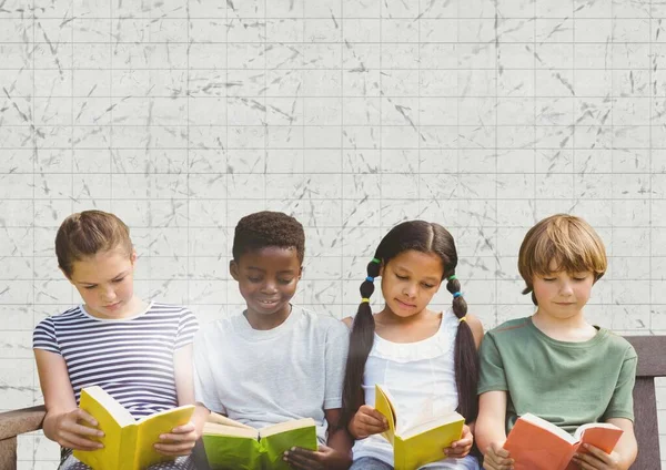 Groep Van Diverse Studenten Lezen Boeken Tegen Getextureerd Wit Bekleed — Stockfoto
