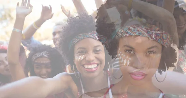 Çift Irklı Genç Kadın Portresi Partide Dans Eden Çok Irklı — Stok fotoğraf