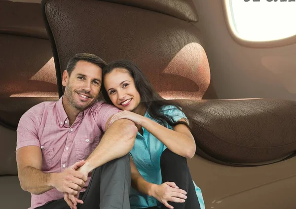背景に飛行機の窓に笑顔の白人夫婦の複合イメージ 航空旅行と航空の概念 — ストック写真