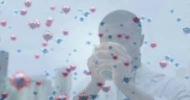 Afrika kökenli Amerikalı iş adamına karşı yüzen çoklu covid-19 hücreleri kahve içiyor. Covid-19 salgını ve iş konsepti