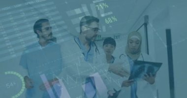 Çeşitli doktor grupları üzerinde veri işleme animasyonu. küresel bilim, bağlantılar, veri işleme ve dijital arayüz kavramı dijital olarak oluşturulmuş video.