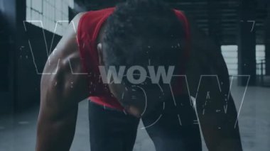 Veri işleme ve motive edici metinlerin animasyonu. Spor salonunda egzersiz yapan Afro-Amerikan zinde adam üzerine. Profesyonel eğitim, spor ve sağlıklı yaşam tarzı konsepti.