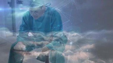 Tablet kullanan beyaz erkek doktor üzerinden bağlantı ağının animasyonu. küresel tıp, bağlantılar ve dijital arayüz konsepti dijital olarak oluşturulmuş video.