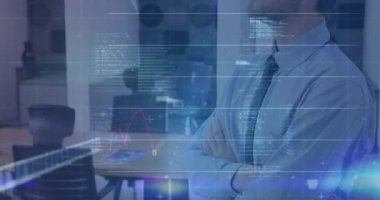 Ofiste kollarını kavuşturmuş beyaz iş adamının portresine karşı istatistiksel veri işleme. iş verileri ve analitik teknoloji kavramı