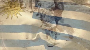 Çeşitli askerler üzerinde Uruguay bayrağının animasyonu. Vatanseverlik ve kutlama konsepti dijital olarak oluşturulmuş video.