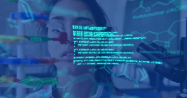 Çift ırklı liseli kız üzerinde veri işleme ve kimyasal formülün animasyonu. küresel bilim, teknoloji ve dijital arayüz kavramı dijital olarak oluşturulmuş video.