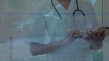 Küresel animasyon, çift ırklı kadın doktor yerine. küresel bilim, tıp ve dijital arayüz kavramı dijital olarak üretilen video.