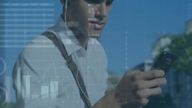 Akıllı telefon kullanan iki ırklı adamların finansal veri işleme animasyonları. küresel iş, finans, veri işleme ve dijital arayüz kavramı dijital olarak oluşturulmuş video.