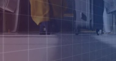 Yürüyen kadınlar üzerinde finansal veri işleme animasyonu. küresel iş, finans, veri işleme ve dijital arayüz kavramı dijital olarak oluşturulmuş video.