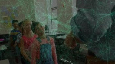 Sınıftaki çeşitli öğrenci grupları arasında bağlantı ağının animasyonu. eğitim ve öğrenme kavramı dijital olarak oluşturulmuş video.