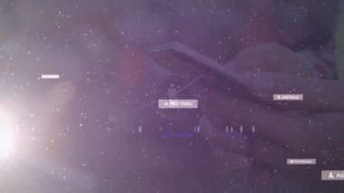 Akıllı telefon kullanan kişi yerine simgelerle bağlantı ağının animasyonu. küresel bağlantılar, veri işleme ve dijital arayüz konsepti dijital olarak oluşturulmuş video.