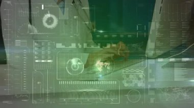 Hastanedeki bilgisayar kullanan beyaz kadın doktor üzerinden veri işleme ile dijital arayüz. Tıbbi sağlık ve teknoloji konsepti