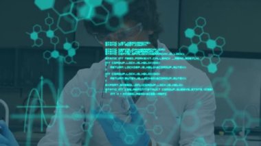 Kafkas erkek bilim adamının deney kabıyla bilimsel veri işleme animasyonu. küresel bilim, araştırma ve veri işleme kavramı dijital olarak oluşturulmuş video.