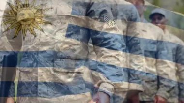 Arjantin bayrağının farklı silahlı erkek askerler üzerinde canlandırılması. Vatanseverlik ve kutlama konsepti dijital olarak oluşturulmuş video.