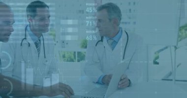 Çeşitli doktor grupları üzerinde veri işleme animasyonu. küresel bilim, bağlantılar, veri işleme ve dijital arayüz kavramı dijital olarak oluşturulmuş video.