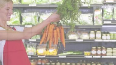 Kafkasyalı kadın manavın dükkanda taze havuç tutması üzerine veri işleme animasyonu. Taze vejetaryen yiyecekler, bitki temelli diyet, dijital olarak üretilen sağlıklı yeme konsepti..