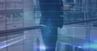 Akıllı telefon kullanan beyaz iş adamının finansal verilerinin ve grafiklerinin animasyonu. işletme, finans, ekonomi ve teknoloji konsepti dijital olarak oluşturulmuş video.