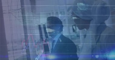 İki farklı iş adamının finansal veri işleme animasyonu. küresel iş, finans, veri işleme ve dijital arayüz kavramı dijital olarak oluşturulmuş video.