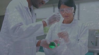 Laboratuvar şehirlerindeki çeşitli bilim adamları üzerinde matematiksel denklemlerin animasyonu. küresel bilim, teknoloji ve dijital arayüz kavramı dijital olarak oluşturulmuş video.