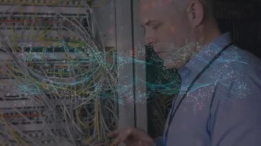 Beyaz adamın sunucu odasında DNA ipliği ve veri işleme animasyonu. küresel bilim, teknoloji ve dijital arayüz kavramı dijital olarak oluşturulmuş video.