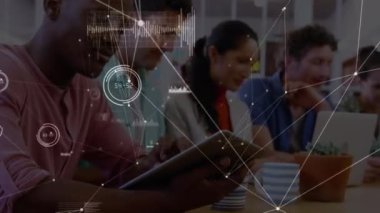 Ofisteki mutlu kadın ve erkek iş arkadaşları üzerindeki bağlantı ağının animasyonu. İş, işbirliği, bağlantılar ve teknoloji konsepti dijital olarak oluşturulmuş video.