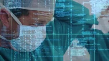 Yüz maskeli beyaz erkek cerrah üzerinde veri işleme animasyonu. küresel tıp ve dijital arayüz kavramı dijital olarak üretilen video.