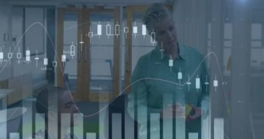 Kafkasyalı iş kadını üzerinden finansal veri işleme animasyonu. küresel iş, finans, veri işleme ve dijital arayüz kavramı dijital olarak oluşturulmuş video.