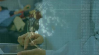 Veri işleme üzerinde tablet kullanan melez kadın doktorun animasyonu. küresel tıp ve dijital arayüz kavramı dijital olarak üretilen video.