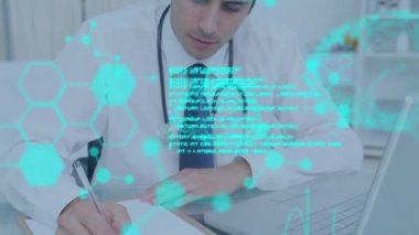 Kafkas erkek doktor üzerinde bilimsel veri işleme animasyonu. küresel bilim, bağlantılar, veri işleme ve dijital arayüz kavramı dijital olarak oluşturulmuş video.