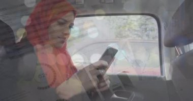 Arabada akıllı telefon kullanan tesettürlü bir kadın hakkında istatistiksel veri işleme. küresel ağ ve teknoloji kavramı