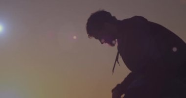 Sahildeki beyaz adamın üzerindeki ışık animasyonunun animasyonu. Aktif yaşam tarzı, spor, rahatlama ve dijital olarak üretilen deniz konsepti. Bitti.