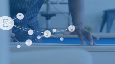 Masadaki inşaat planı üzerinden bağlantı ağının animasyonu. küresel bağlantılar, veri işleme ve dijital arayüz konsepti dijital olarak oluşturulmuş video.