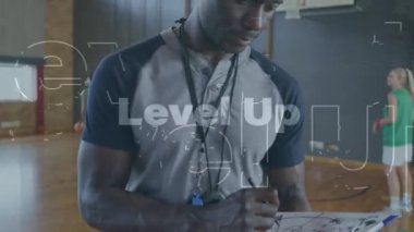 Afro-Amerikan erkek eğitmen üzerine veri işleme ve motive edici metinlerin animasyonu. Profesyonel eğitim, spor ve sağlıklı yaşam tarzı konsepti.