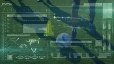 Afrikalı Amerikalı erkek futbolcuya karşı veri işleme ile dijital arayüz. spor ve teknoloji konsepti