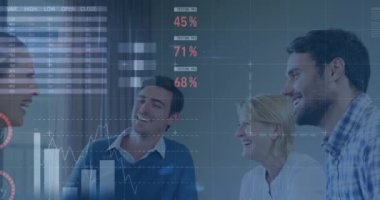 Ofisteki toplantı odasında görüşen iş adamlarına karşı istatistiksel veri işleme. iş verileri ve analitik teknoloji kavramı